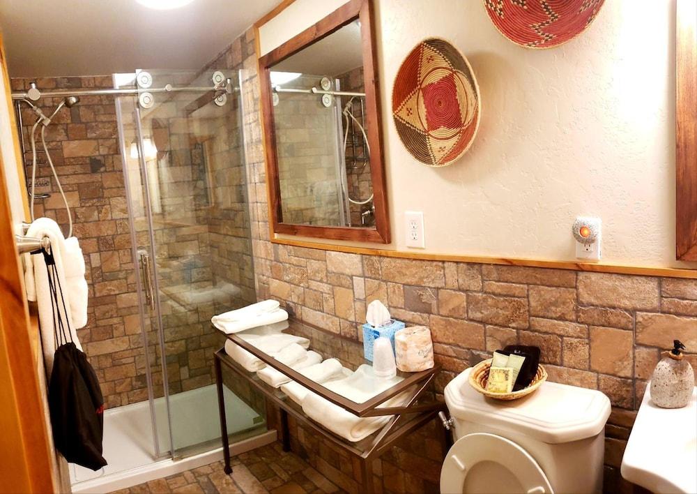 Stone Lizard Lodging photo 59