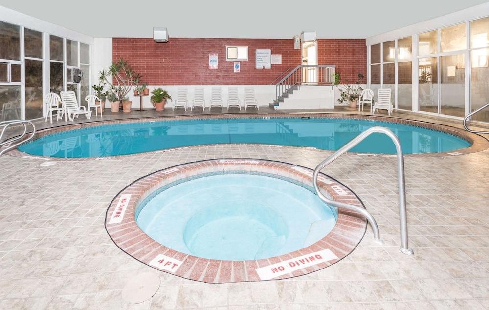 Days Inn by Wyndham Evanston WY photo 10