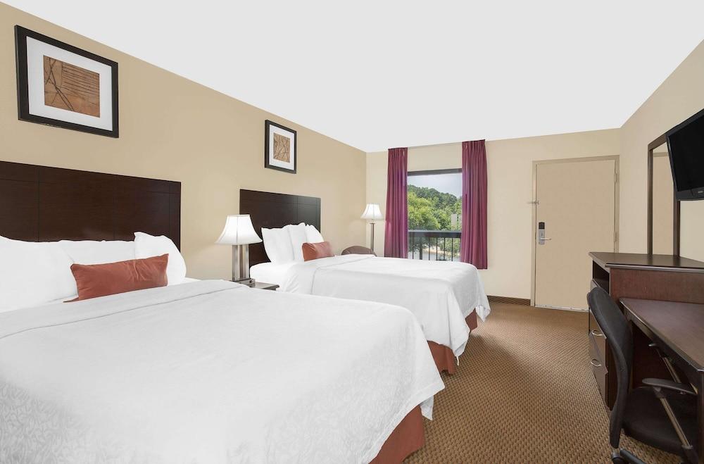 Baymont by Wyndham Greenville photo 14