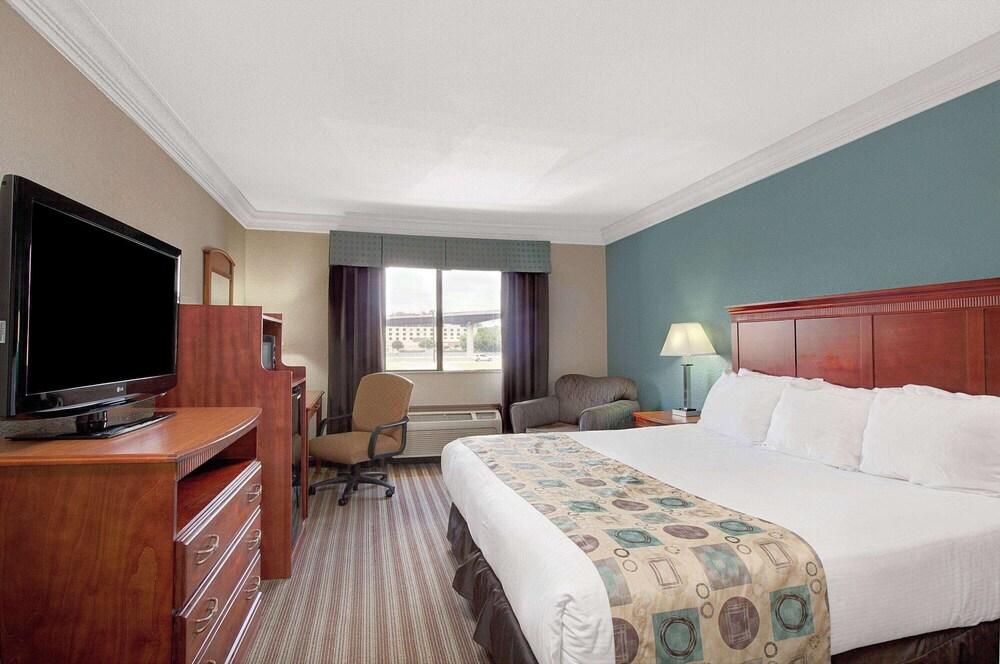 Ramada by Wyndham Houston Intercontinental Airport South photo 3
