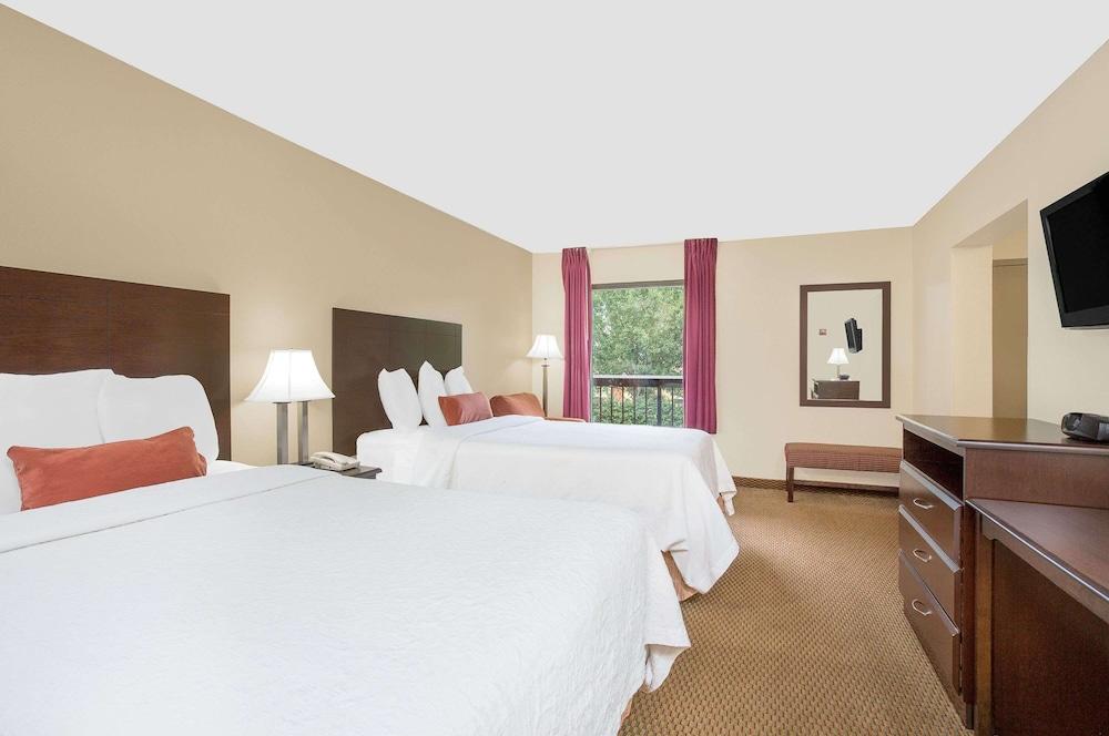 Baymont by Wyndham Greenville photo 8
