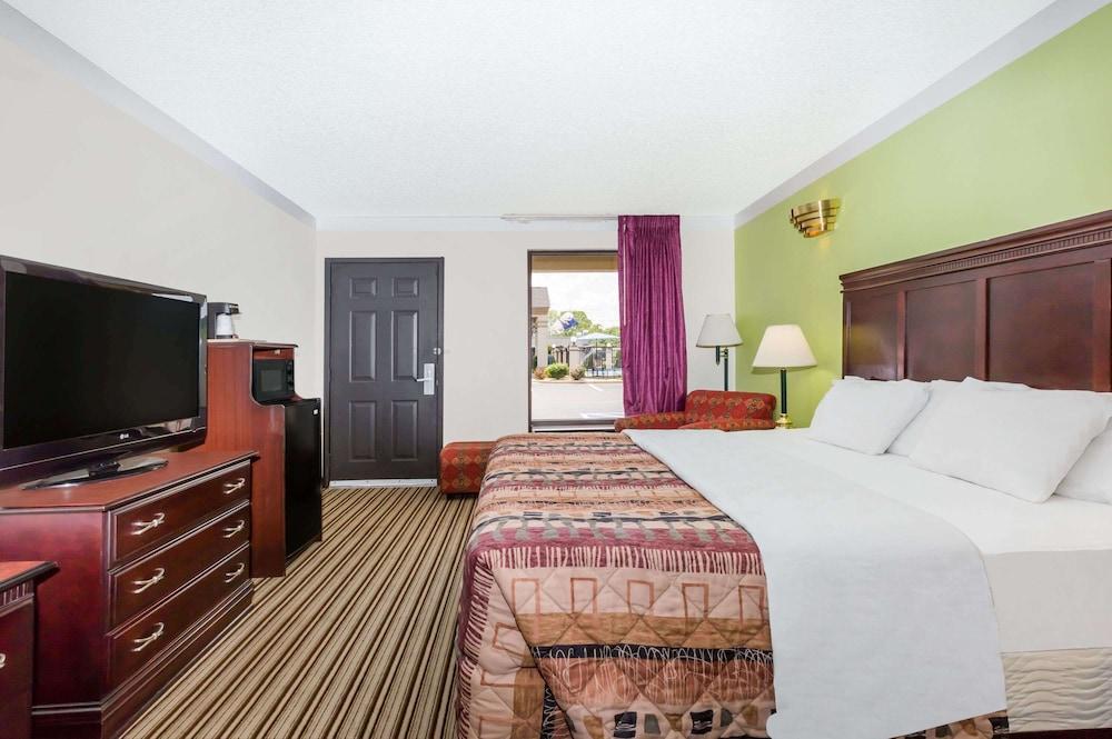 Days Inn by Wyndham Oneonta AL photo 9