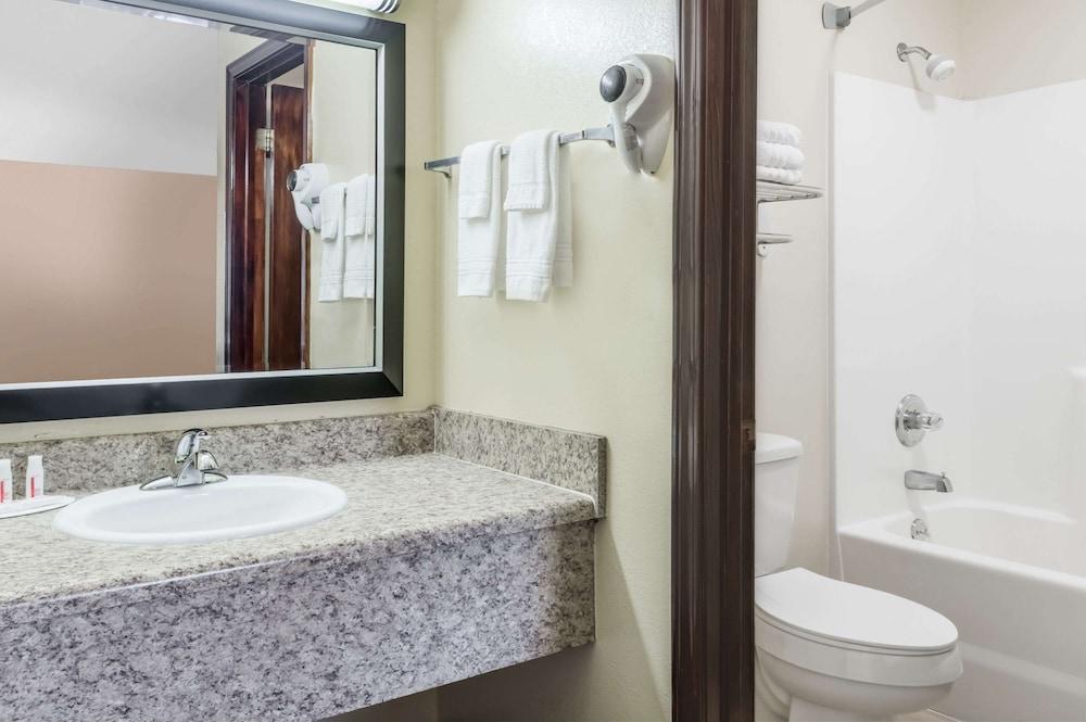 Days Inn by Wyndham Blakely photo 11