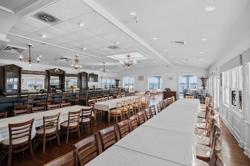Tavern on the Bay Hotel & Marina photo 42