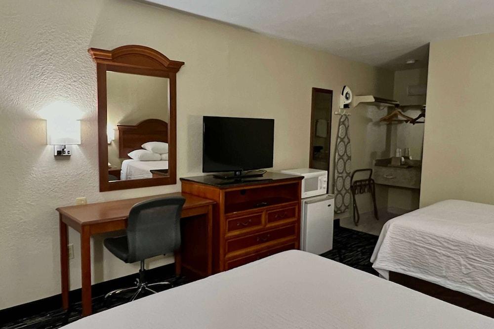 Baymont by Wyndham Troy photo 10