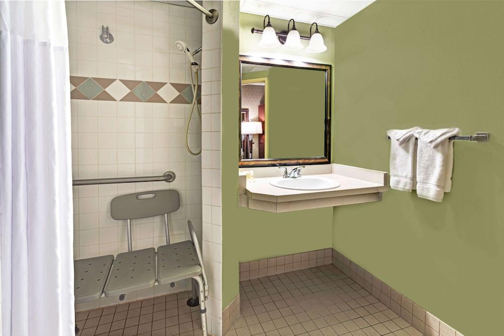 Days Inn by Wyndham Cheyenne photo 7