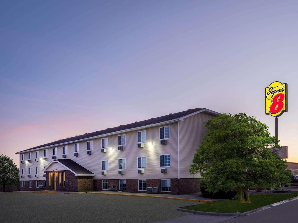 Super 8 by Wyndham Clinton photo 29