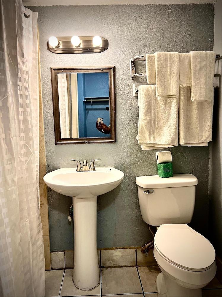 Regency Inn - Fort Sam Houston photo 22