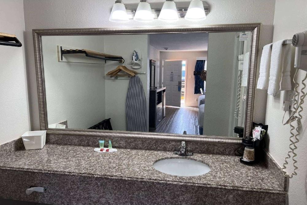Days Inn by Wyndham Orange photo 17