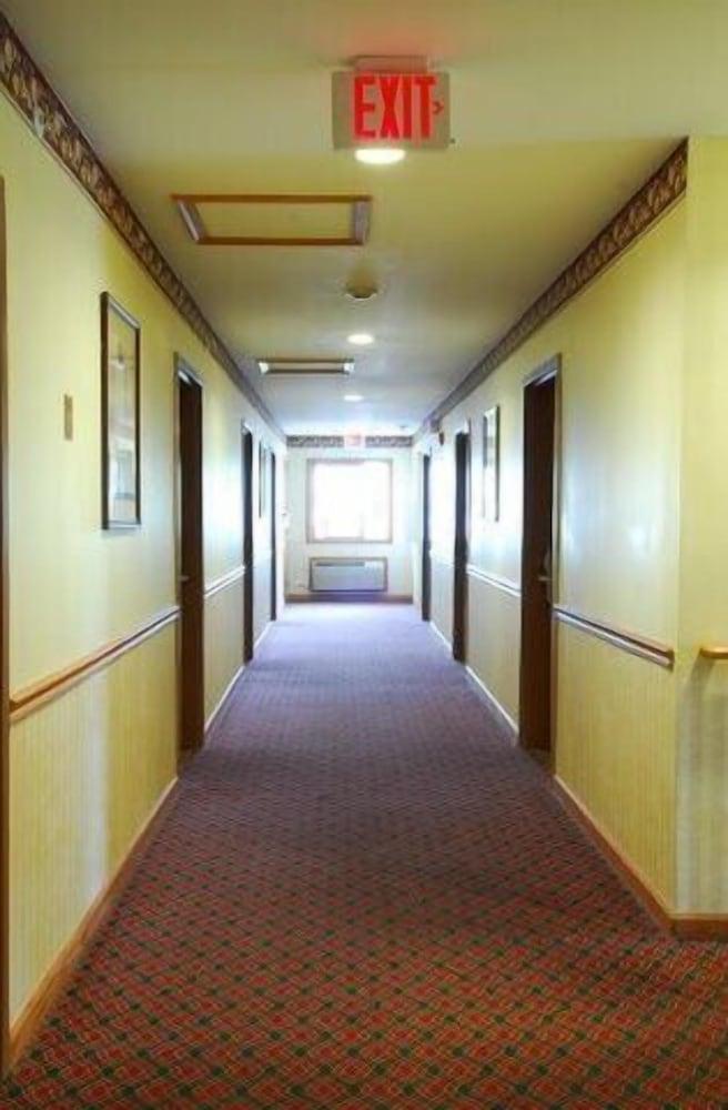 Executive Inn and Suites photo 15