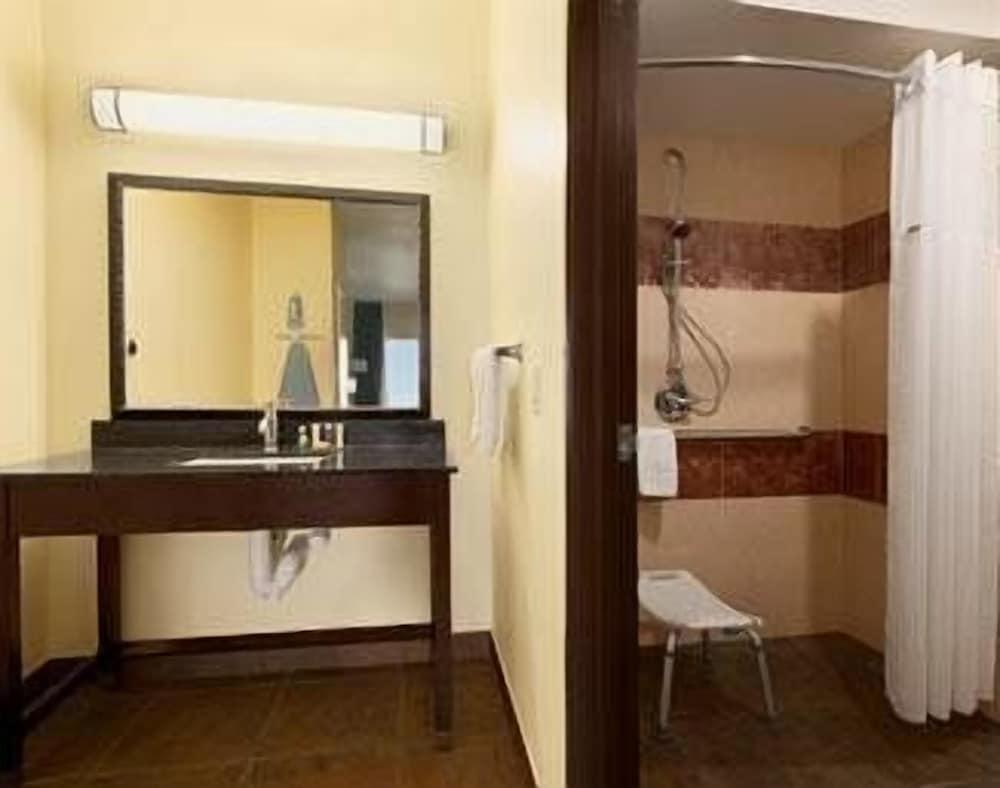 Super 8 by Wyndham Cotulla TX photo 9