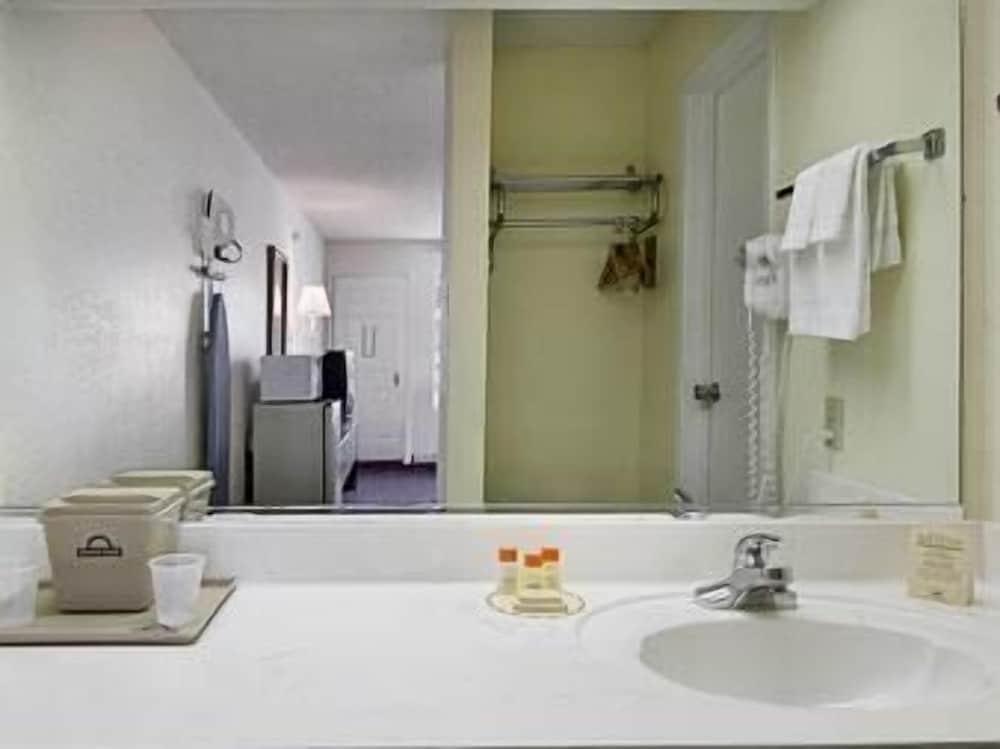 Days Inn by Wyndham Jacksonville photo 17