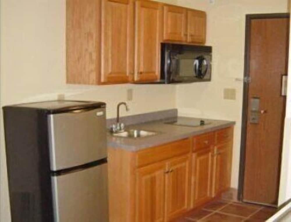 HomeTown Inn & Suites photo 5