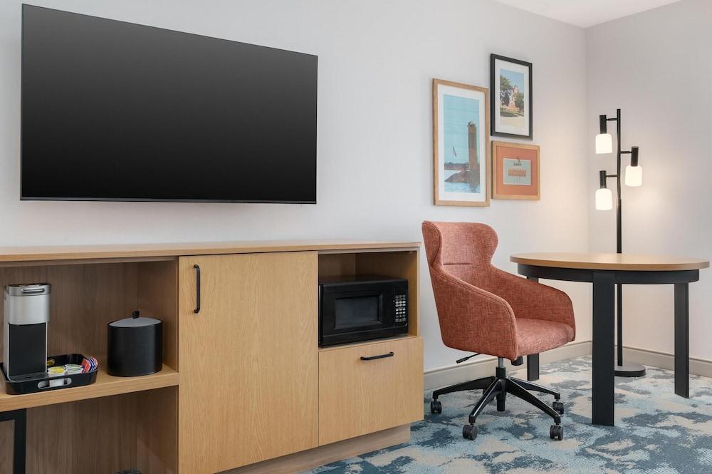 Hampton Inn & Suites Alpena photo 8