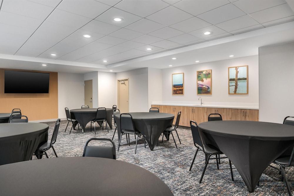 Hampton Inn & Suites Alpena photo 33