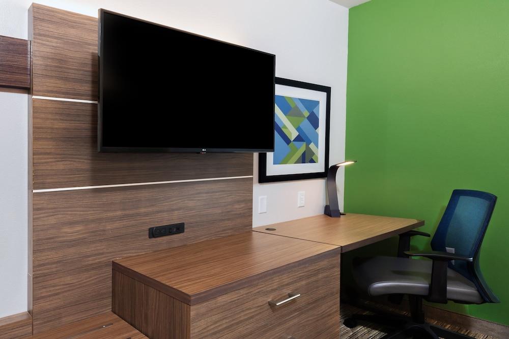 Holiday Inn Express & Suites West by IHG photo 2