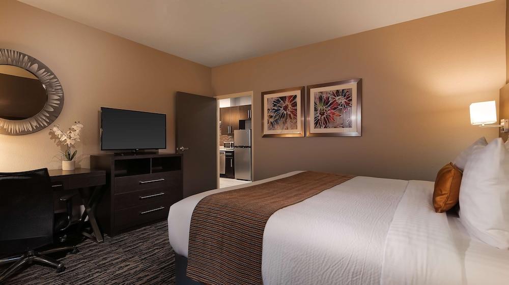 Best Western Plus Executive Residency Baytown photo 18