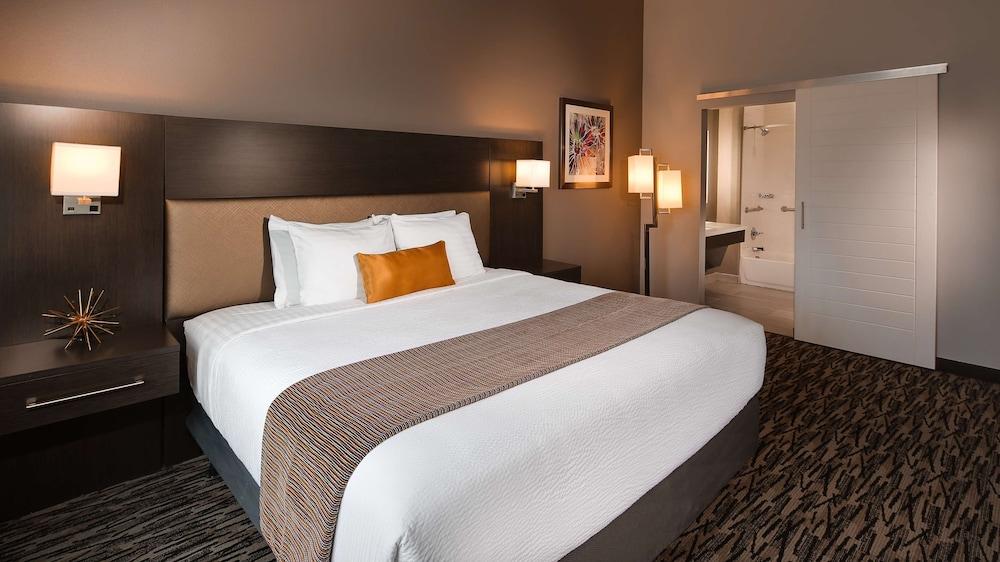 Best Western Plus Executive Residency Baytown photo 17