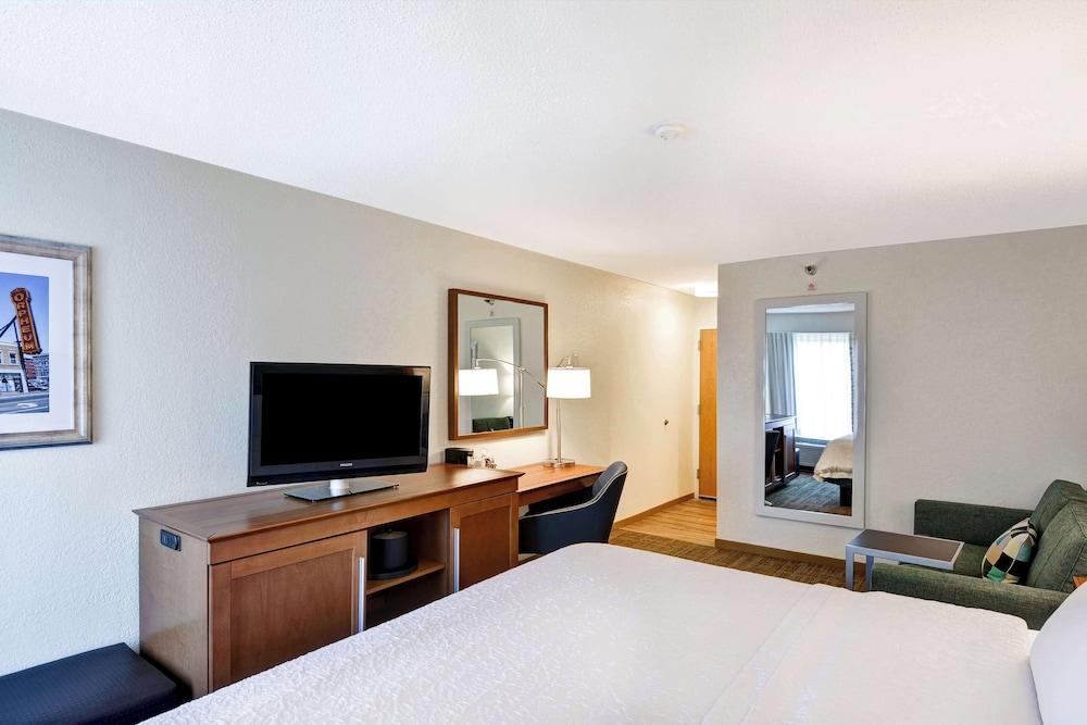Hampton Inn Memphis-Poplar photo 13