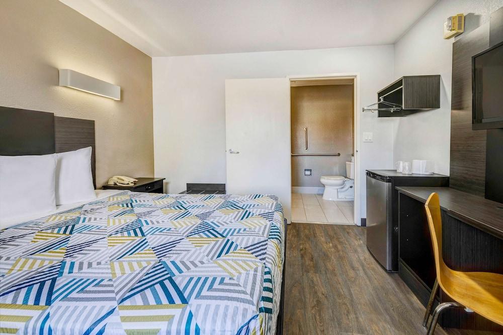Motel 6 Denton, TX - UNT photo 28
