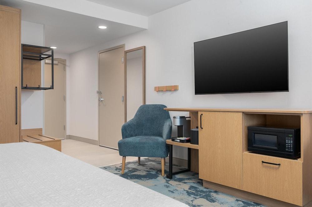 Hampton Inn & Suites Alpena photo 7