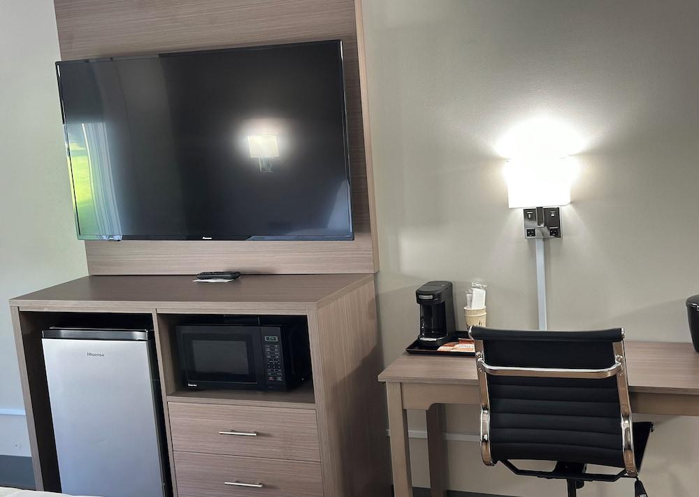 Whaler Inn and Suites photo 23