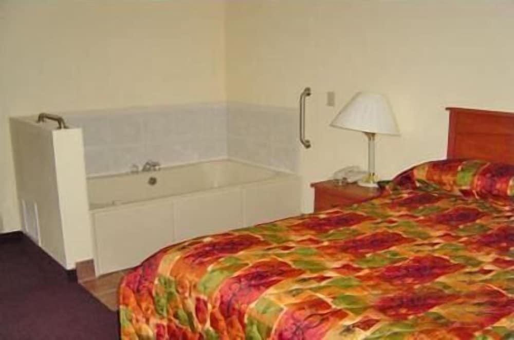 HomeTown Inn & Suites photo 4