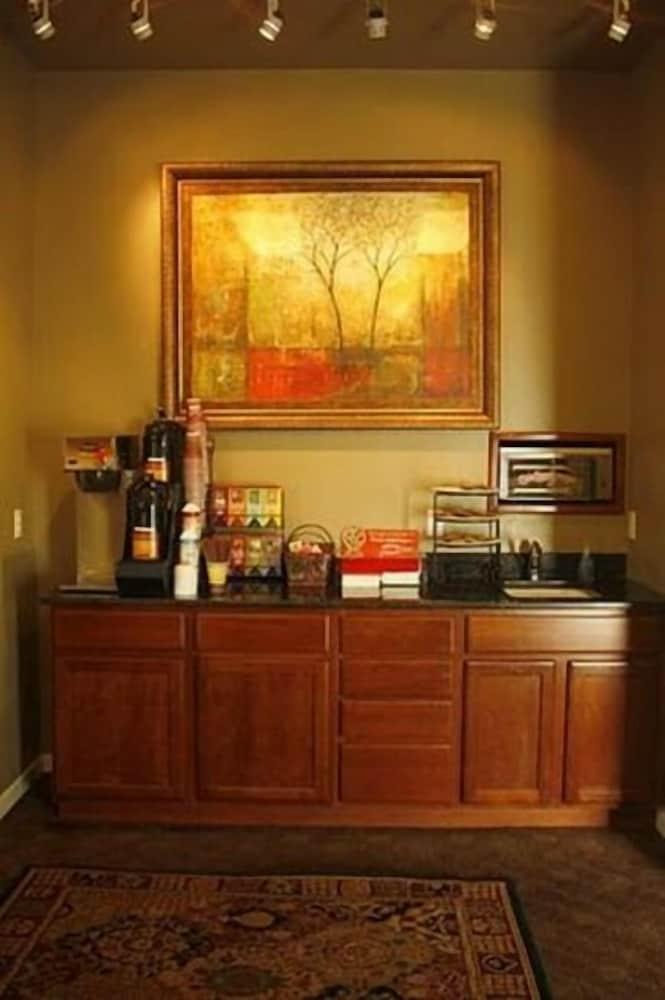 Stratford Suites photo 13