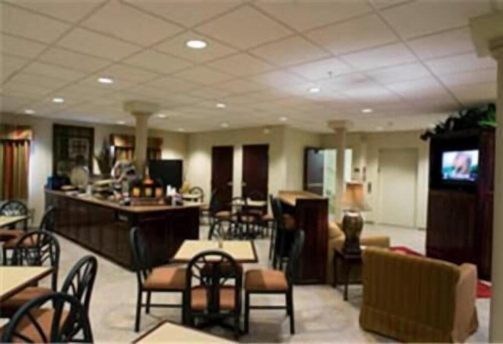 HomeTown Hotel Bryant photo 21
