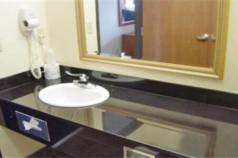 HomeTown Inn & Suites photo 17