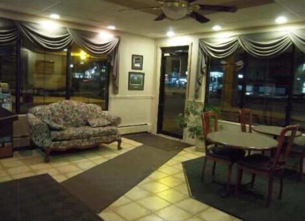 Colonie inn and Suites photo 2