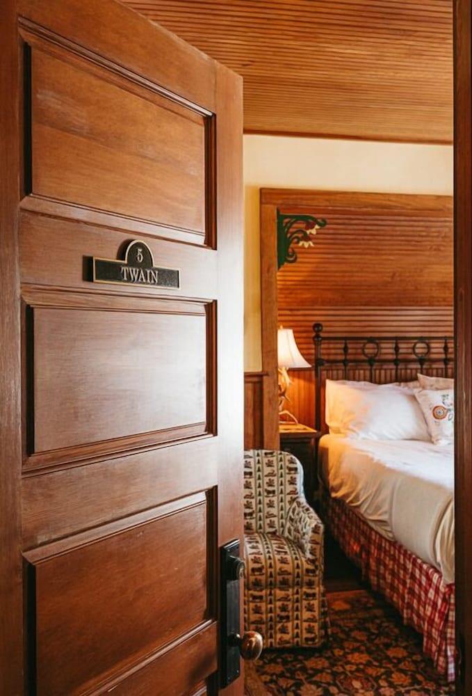 Deer Mountain Inn photo 17