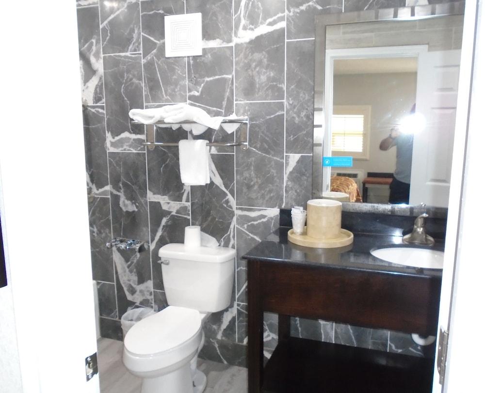 Town House Motel photo 28