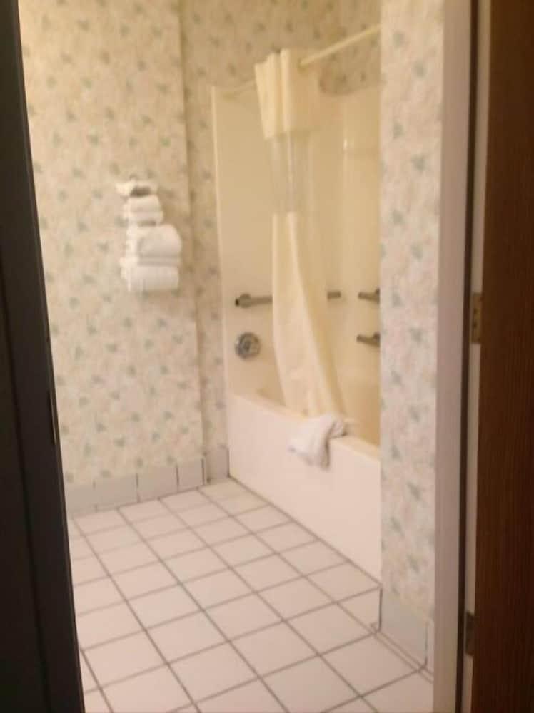 Days Inn by Wyndham Grayson photo 32