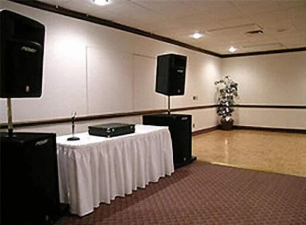 Trade Winds Central Inn photo 33
