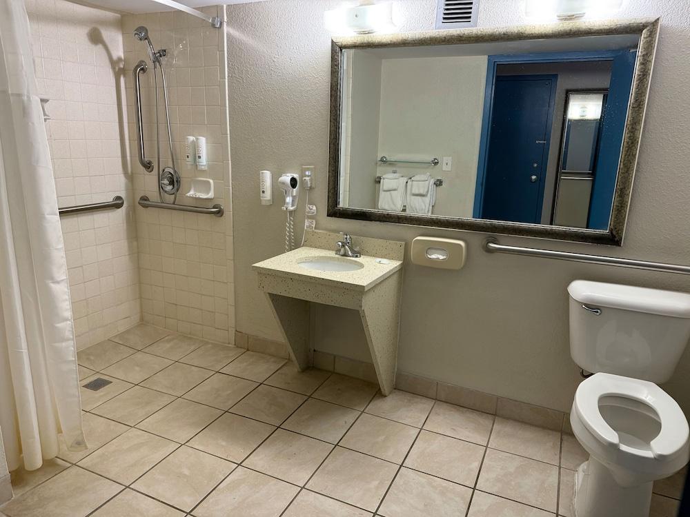 Quality Inn and Suites Livonia photo 21