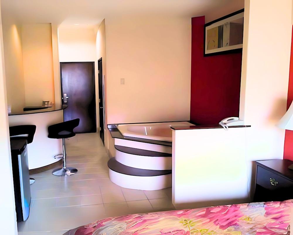 Robinson Inn and Suites photo 5
