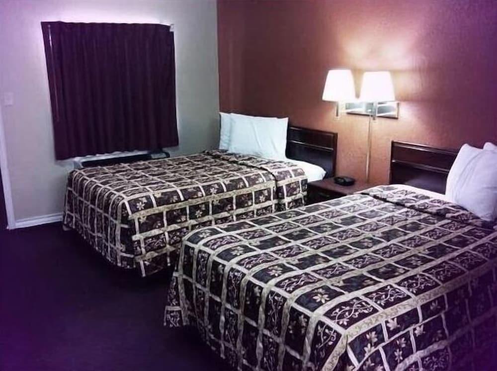 Deluxe Inn Motel photo 6