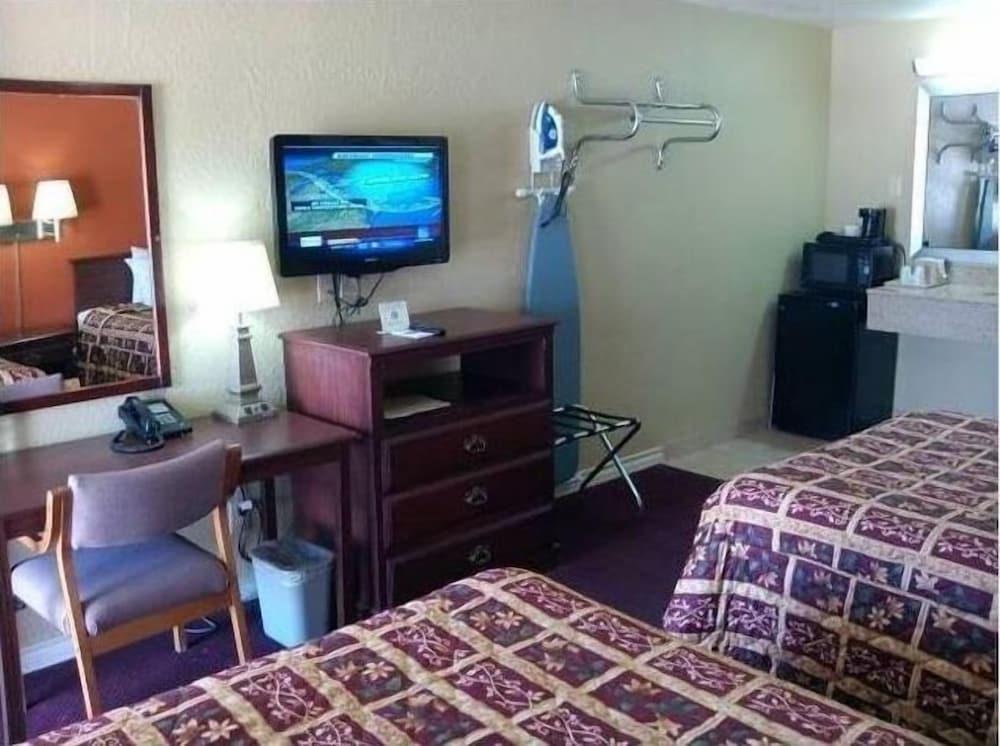 Deluxe Inn Motel photo 4