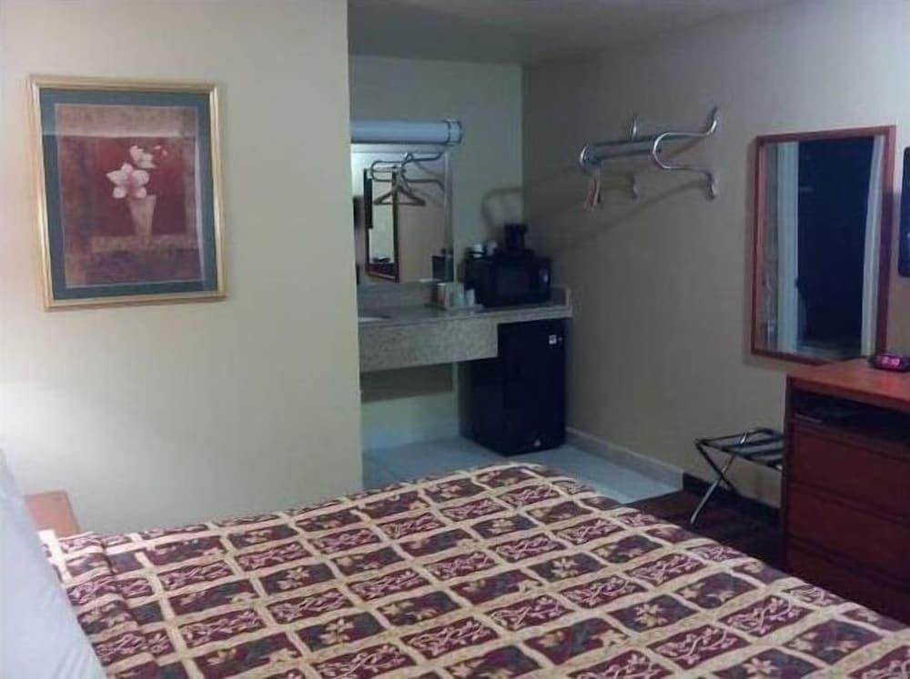 Deluxe Inn Motel photo 8