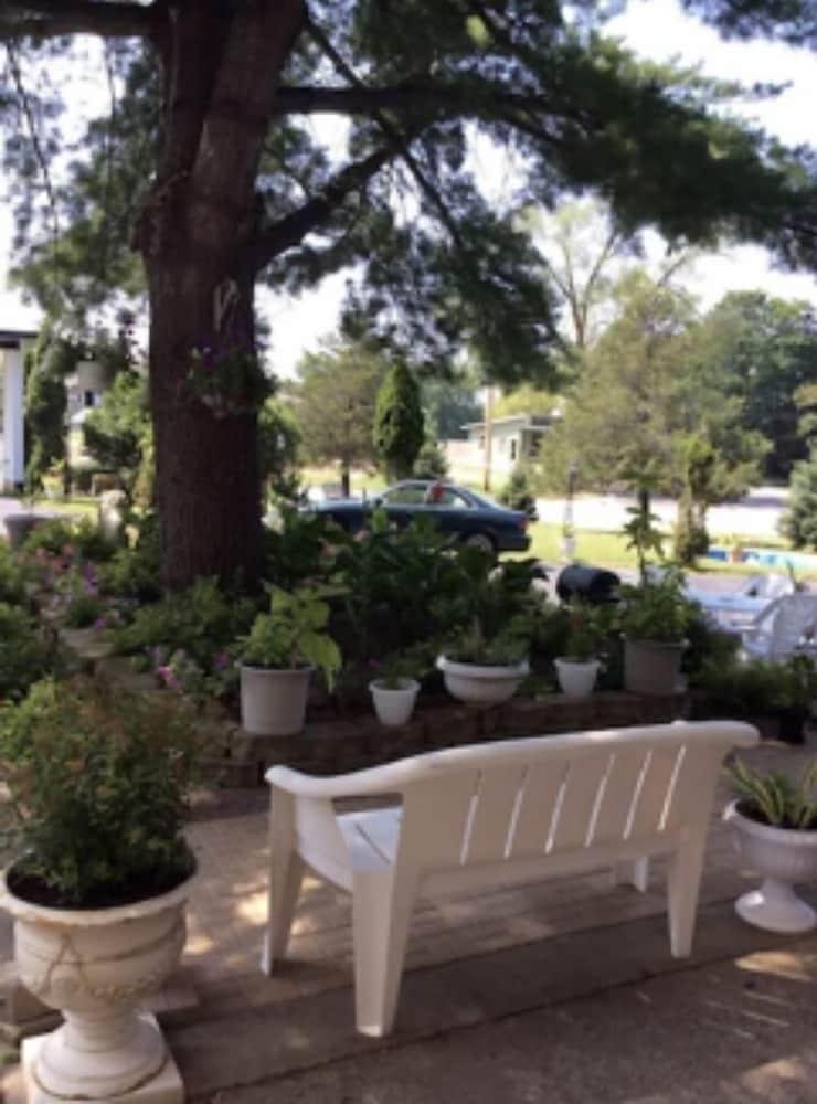 Spring Hill Motel photo 64