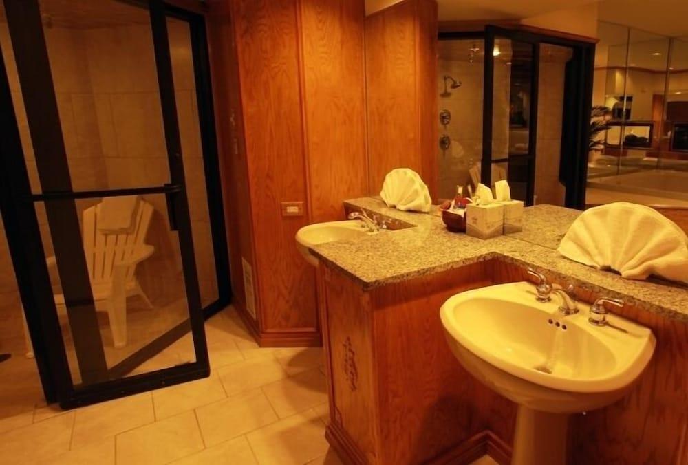 Sybaris Pool Suites Mequon photo 36