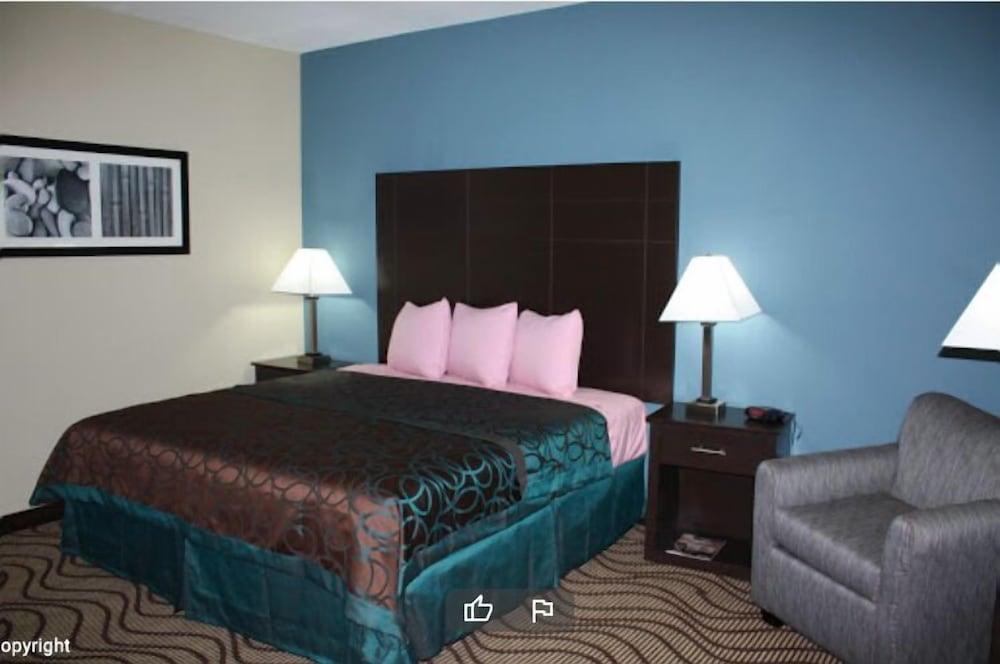 La Plaza Inn & Suites photo 2