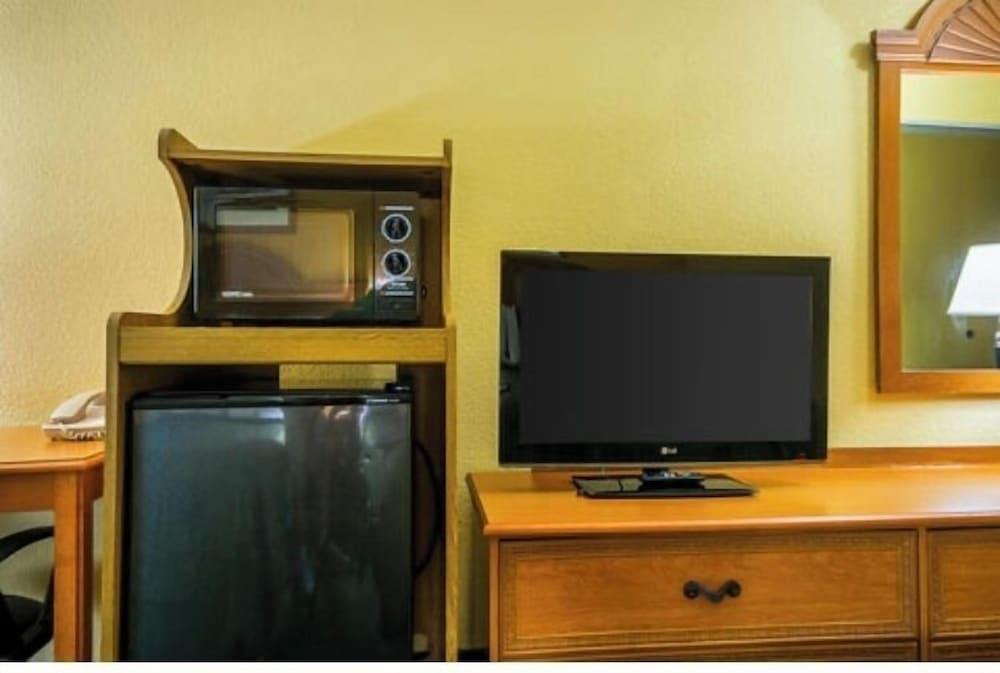 Franklin Inn & Suites photo 9