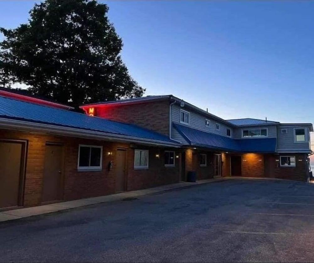 Pete's Lakefront Motel photo 1
