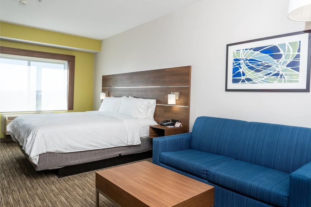 Holiday Inn Express & Suites Lake Forest by IHG photo 13