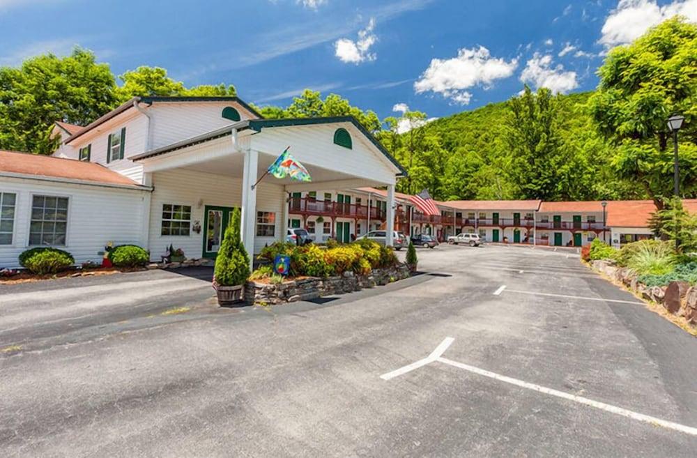 Maggie Valley Creekside Lodge photo 29