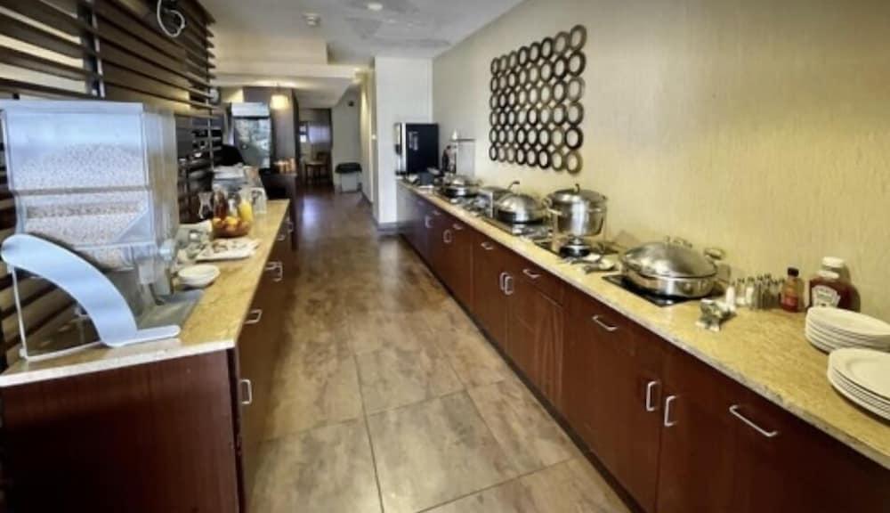 Brandywine Plaza Hotel photo 24