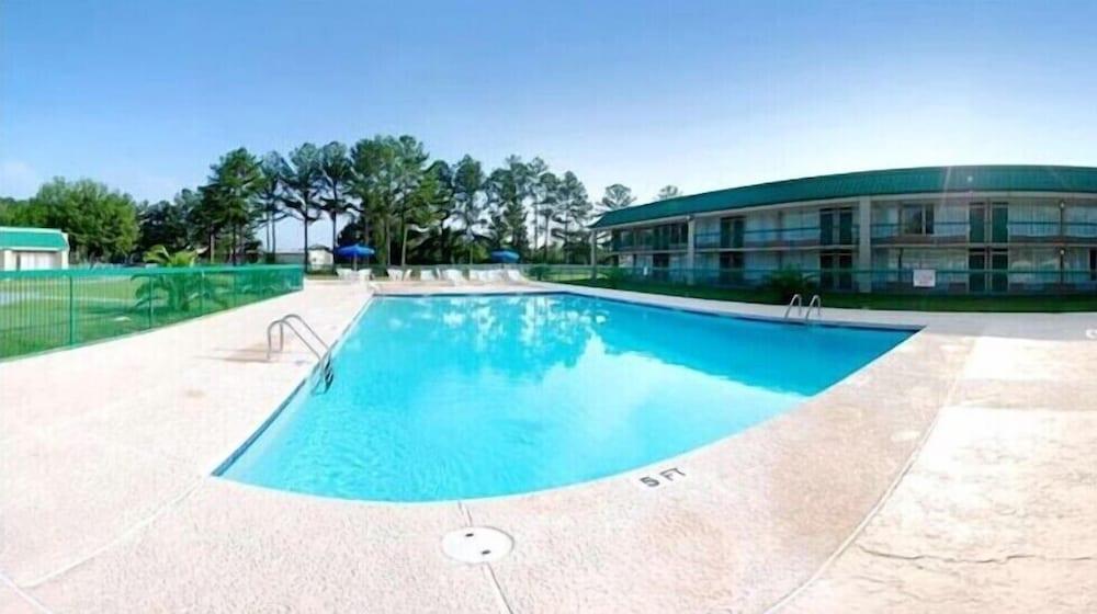 Travelers Inn Douglas By OYO US-441 photo 9