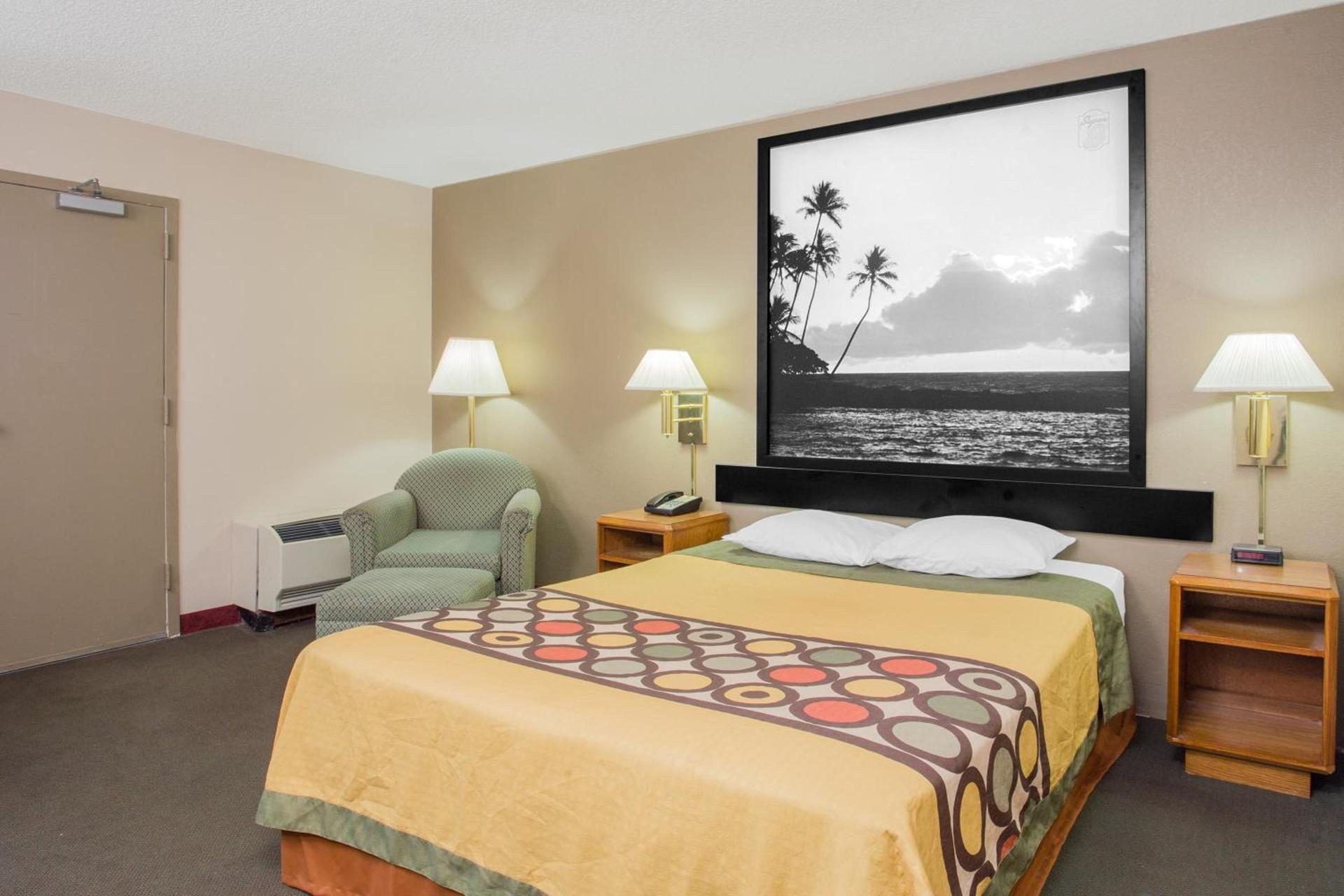 Super 8 by Wyndham Madison East photo 15